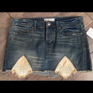 NWT Free People 🔷🔷 Distressed Handkerchief style Jean Skirt Sz 6